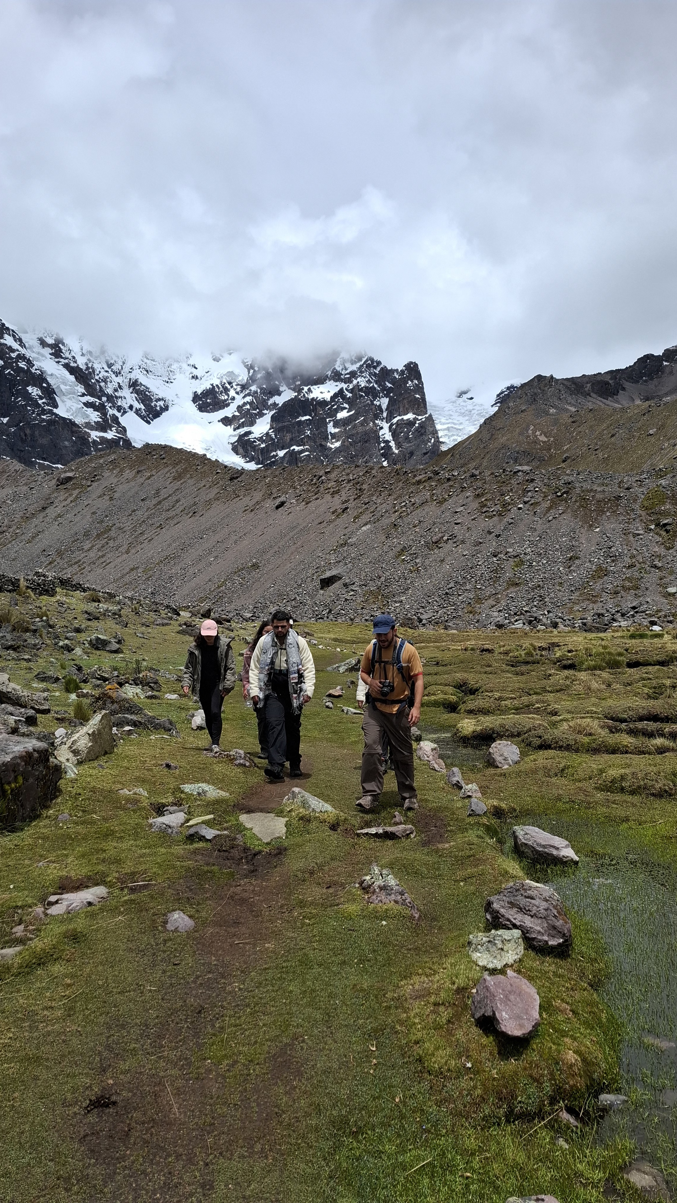 Caminantes avanzando entre pastizales y cumbres
