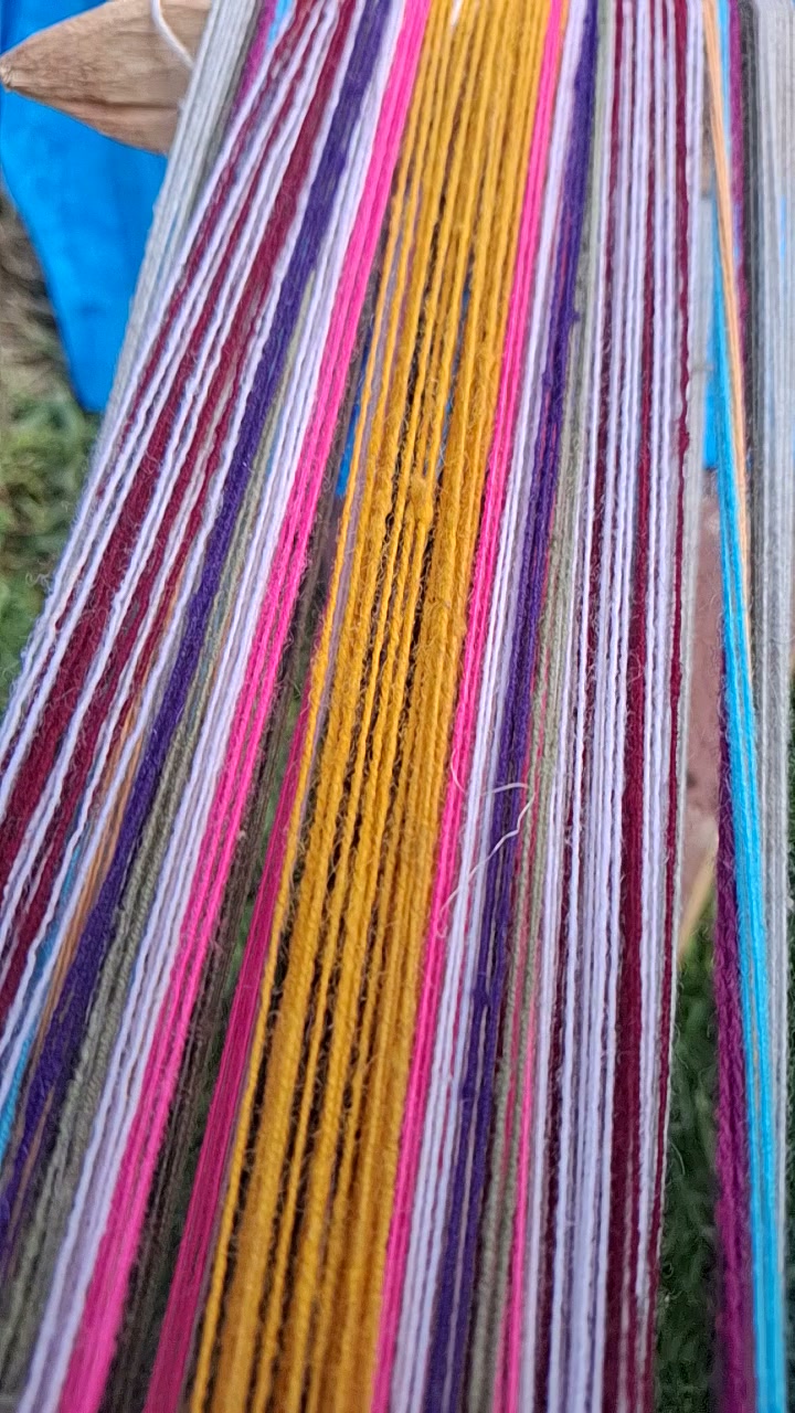 Hilos de colores tensados durante el tejido