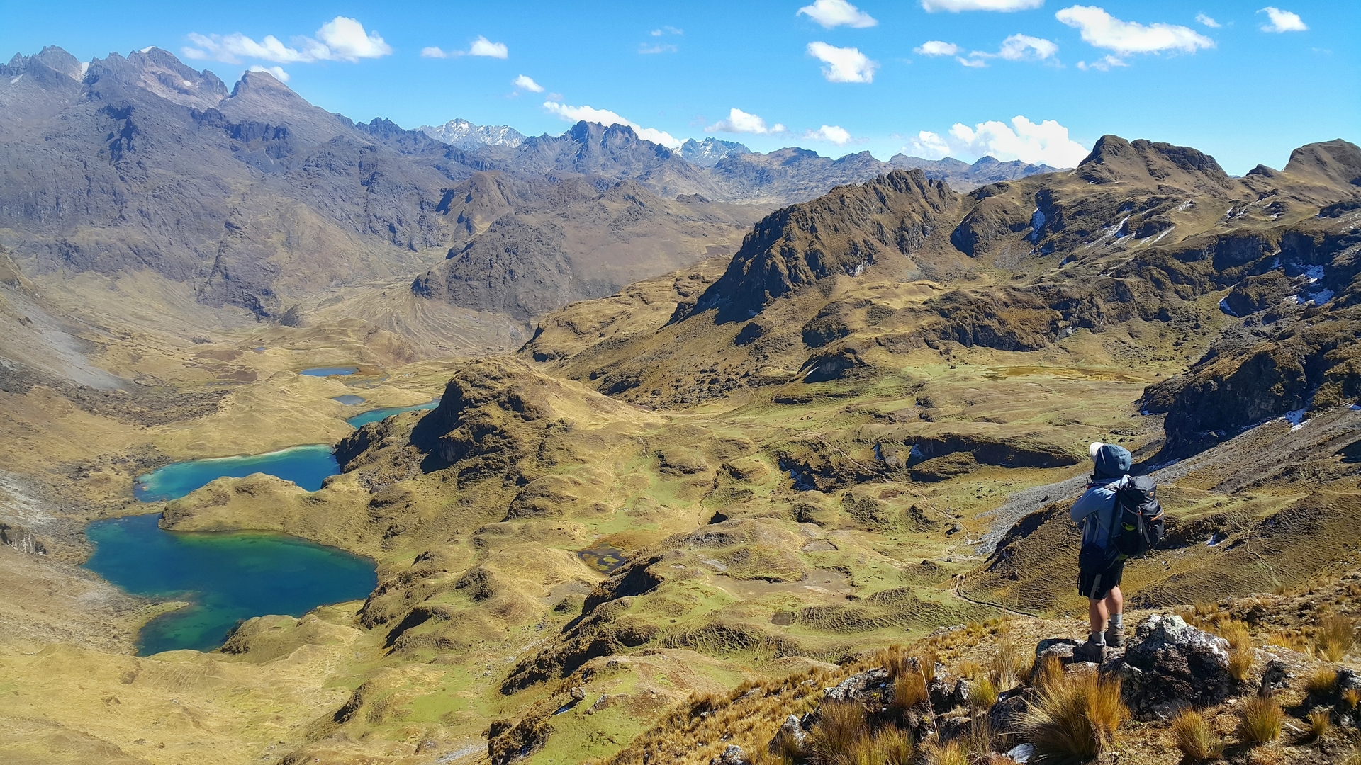 Lagunas y senderos entre montañas, archivo de Teddy Bird